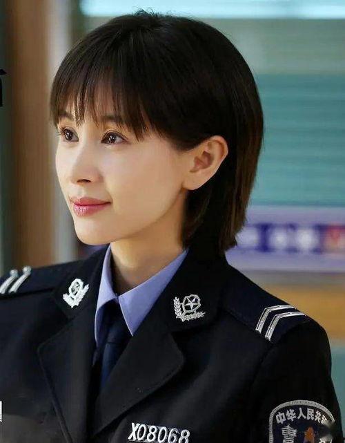穿警服女吃瓜,时尚与幽默的跨界演绎
