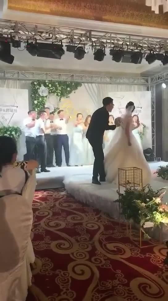 伴娘伴郎吃瓜视频,笑料百出！